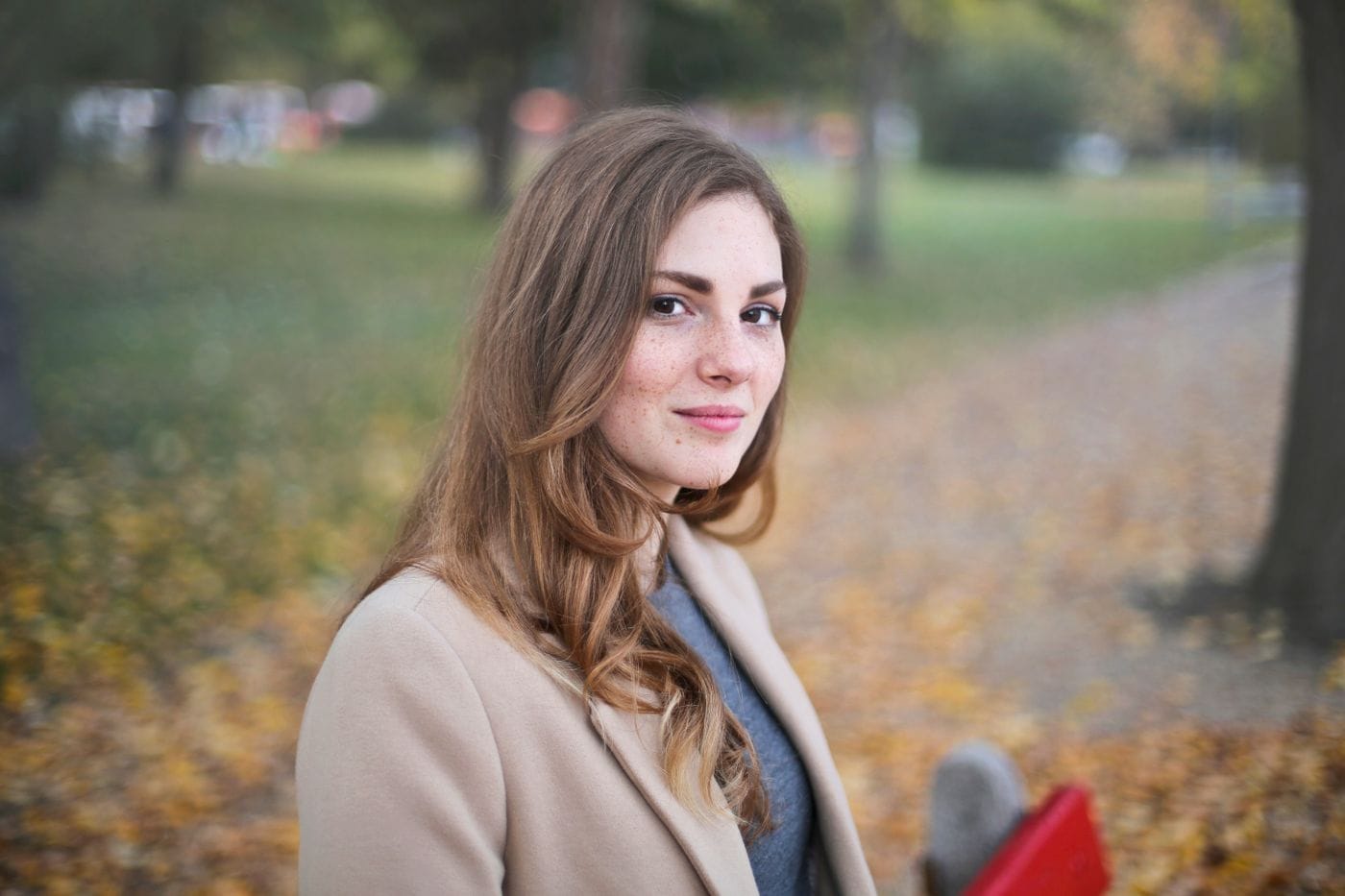 Žena sedí venku a přemýšlí.